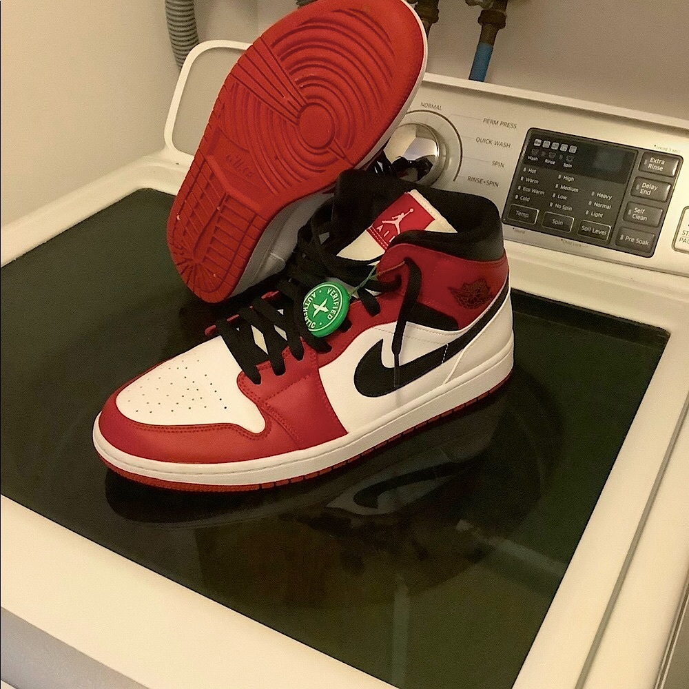 Air Jordan 1 mid Chicago “white heel”